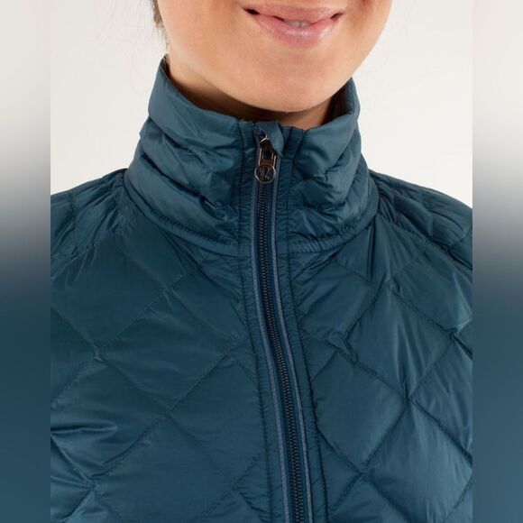 Lululemon Run: Turn Around Jacket in Alberta Lake / Black - Picture 16 of 16